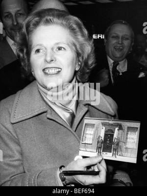 Premierministerin Margaret Thatcher Holding Bild Stockfoto