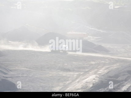 Lkw Transport von Kies auf dem Boden einer rock Steinbruch, Finnland Stockfoto