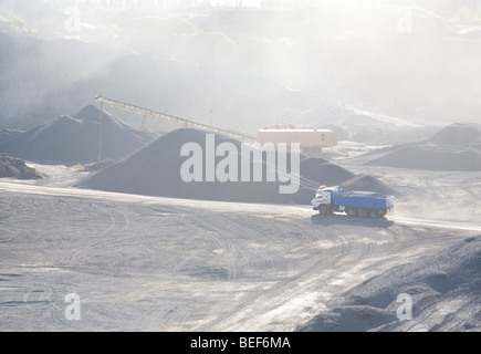 Lkw Transport von Kies auf dem Boden einer rock Steinbruch, Finnland Stockfoto