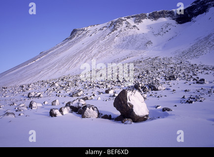 Schneebedeckte Felsen, Erdrutsche, Island Stockfoto