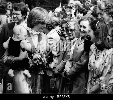 Prinzessin Diana begrüßt das Publikum Stockfoto