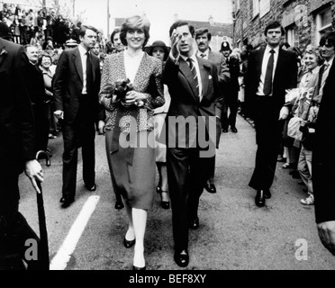 Prinzessin Diana und Prinz Charles gehen in Tetbury Stockfoto