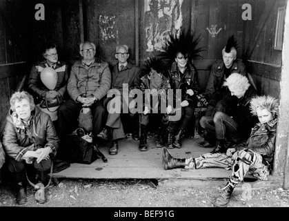 Demonstranten setzen an Militärzentrum, Atomwaffen zu protestieren. Viele konzentriert auf Greenham common eine Luftwaffenbasis in UK Stockfoto