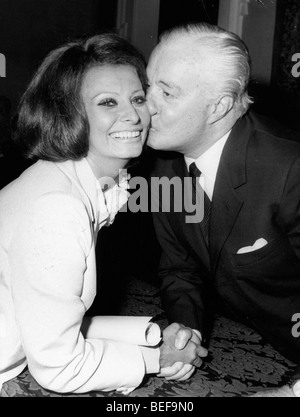 Schauspielerin Sophia Loren von Vittorio de Sica geküsst Stockfoto