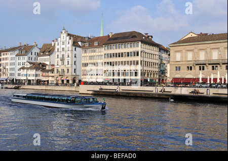 Ein Ausflugsschiff Tourist vorbei an der LImmat Quay Bereich von Zürich an der Limmat. Stockfoto