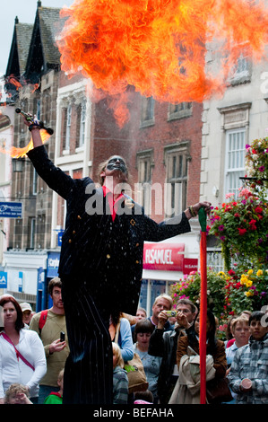 Feuerschlucker in Shrewsbury Street Theatre Festival Shropshire Stockfoto