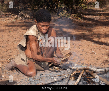 San-Dorf. Die altmodische Weise Feuer zu machen. Stockfoto