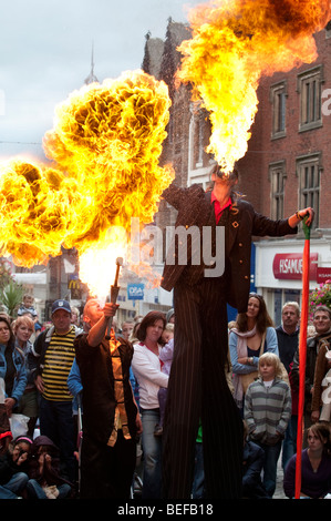 Feuerschlucker in Shrewsbury Street Theatre Festival Shropshire Stockfoto