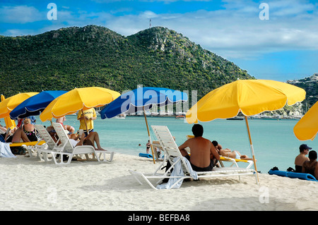 Menschen entspannen auf dem sandigen Strand von Philipsburg, St. Martin, Niederländische Antillen Stockfoto