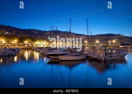 Boote in der Marina von Funchal auf Madeira in der Morgendämmerung. Stockfoto