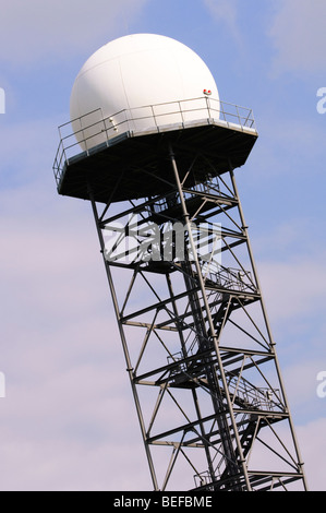 Doppler-Radar-Turm, Flughafen Birmingham, West Midlands, UK. Stockfoto