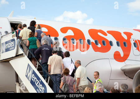 Passagiere, die ein Easyjet Flugzeug am Flughafen Stansted, UK Stockfoto