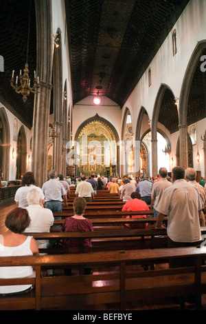 Gemeinde die Teilnahme an der Katholischen Messe in der Kathedrale (Kathedrale Unserer Lieben Frau von der Übernahme), Funchal, Madeira Stockfoto