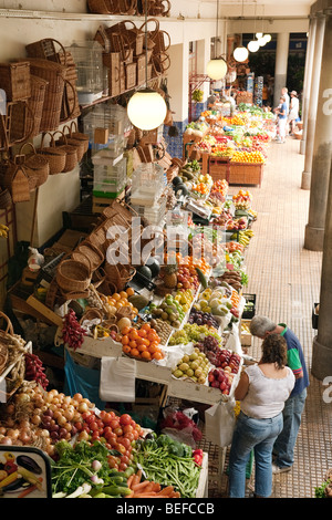 Menschen kaufen Obst und Gemüse in der Markthalle in Funchal, Madeira Stockfoto