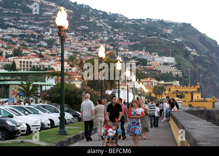 Fußgänger auf der Promenade von Funchal auf Madeira. Stockfoto