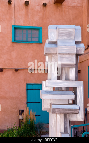 Eine Skulptur schmückt den Innenhof des Museums Harwood in Taos, New Mexico. Stockfoto