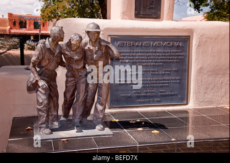 Die Veterans Memorial, gewidmet dem Andenken von allen Taos County Veteranen steht stolz auf der Plaza in Taos, New Mexico. Stockfoto