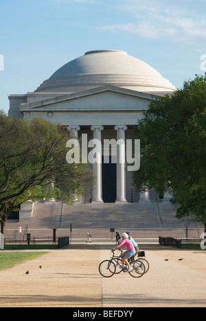 Radfahrer auf der National Mall vor der National Gallery of Art in Washington, D.C. Stockfoto