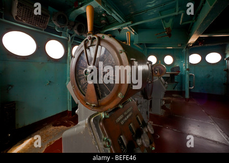 Die Hauptbrücke des Schlachtschiffes USS North Carolina Krieg Gedenkstätte mit einer engen des Motor Bestellung Telegraph Stockfoto