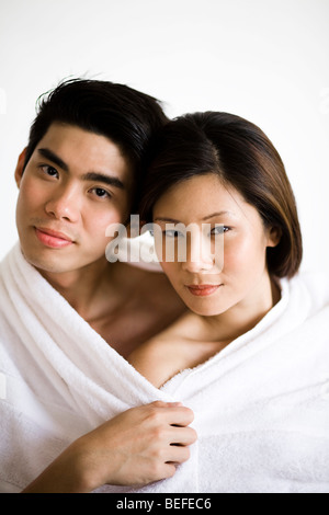 Asiatische junge Paar in Handtuch gewickelt Stockfoto