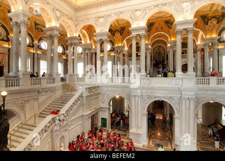 Schulkinder, die Tournee der großen Halle von der Library of Congress in Washington, D.C. Stockfoto