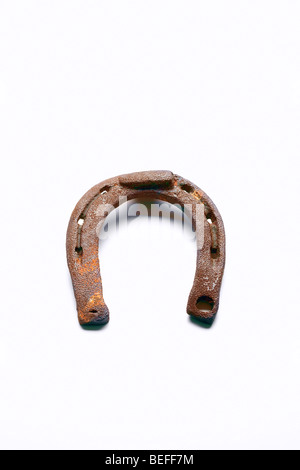 alte rostige Hufeisen isoliert auf weißem Hintergrund - clipping-Pfad Stockfoto