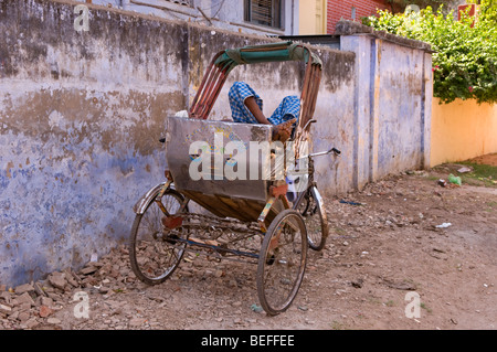 Mann schläft auf einer Rikscha in Nepal Stockfoto