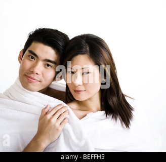 Asiatische junge Paar in Handtuch gewickelt Stockfoto