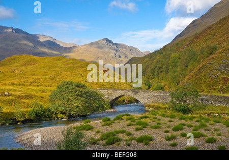 Alte Straßenbrücke über den Fluss Shiel in Glen Shiel Kintail Highland-Schottland Stockfoto