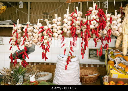 Knoblauch und Chili aufhängen zum Verkauf auf dem Markt, Funchal, Madeira Stockfoto