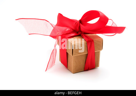 Geschenk-Box auf einem weißen Hintergrund Stockfoto