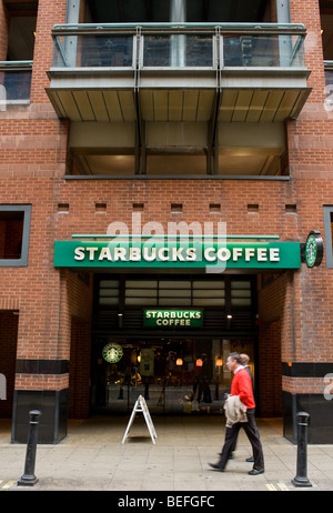 Menschen zu Fuß vorbei an einem Starbucks Coffee Shop in London.  Foto von Gordon Scammell Stockfoto