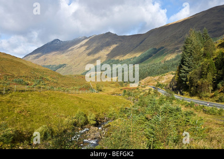 Glen Shiel mit fünf Schwestern von Kintail im Hintergrund Stockfoto