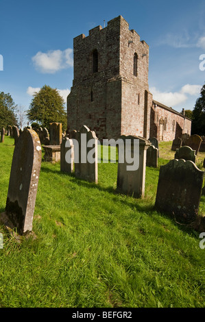 St. Michael Kirche, gebaut in der römischen Festung am Hadrianswall spät im 12. Jahrhundert im Burgh von Sands Cumbria Stockfoto