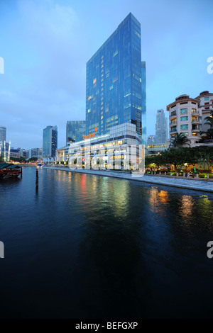 Blick von Read Brücke hinunter den Singapore River in Richtung Mittel- und die Stadt in der Abenddämmerung, Singapur Stockfoto