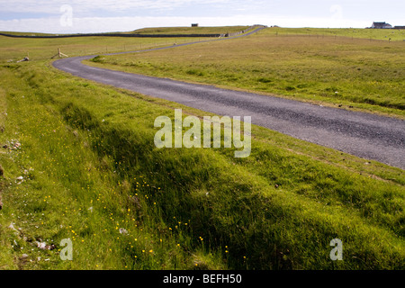Leere Straße mit Graben auf Fair Isle Shetland Stockfoto