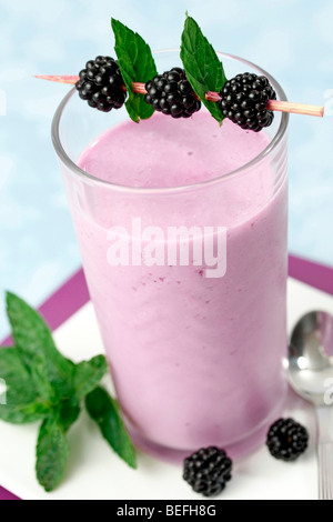 Soja-Milchshake mit Brombeeren Rezept erhältlich Stockfoto