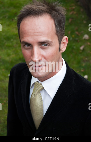 Hohen Winkel Kopfschuss von weißen Mann in einem schwarzen Anzug leicht nachschlagen. Stockfoto