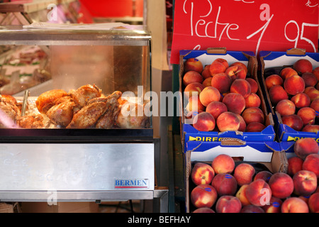 Rotisserie Huhn oder Poulet Roti Angebote neben Obst und Gemüse in einem Lebensmittelgeschäft in Antibes in Südfrankreich Stockfoto