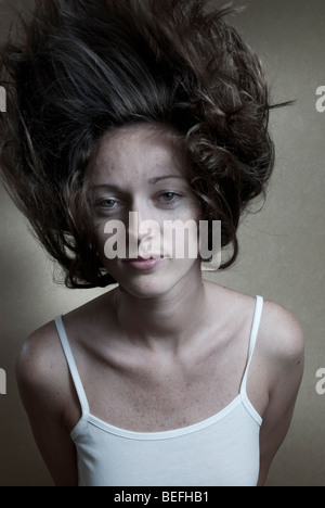 Studio-Porträt der jungen Frau mit Haaren in der Luft schweben. Stockfoto