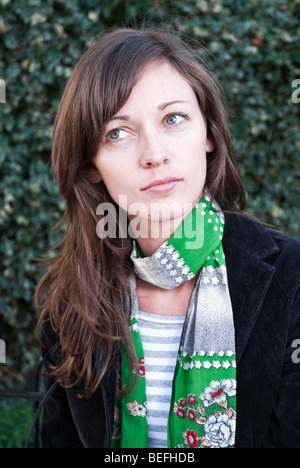Porträt der jungen Frau, nachdenklich. Stockfoto
