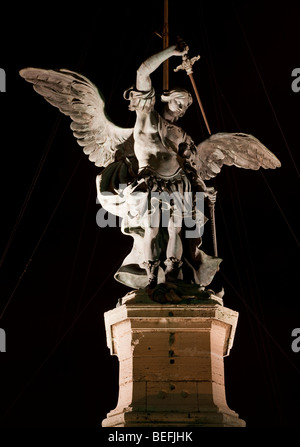 St. Michael Erzengel Bronze Statue auf Castel Sant'Angelo in Rom, Italien Stockfoto