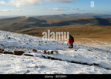 Winterwanderer auf Mais Du in den Brecon Beacons Stockfoto