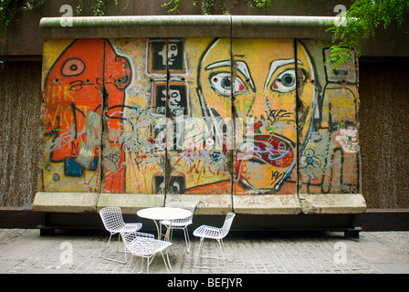 Ein Abschnitt der Berliner Mauer auf dem Display in einem kleinen Park am East 53rd Street in New York Stockfoto