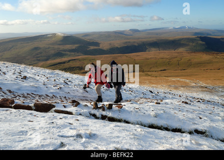 Winterwanderer auf Mais Du in den Brecon Beacons Stockfoto