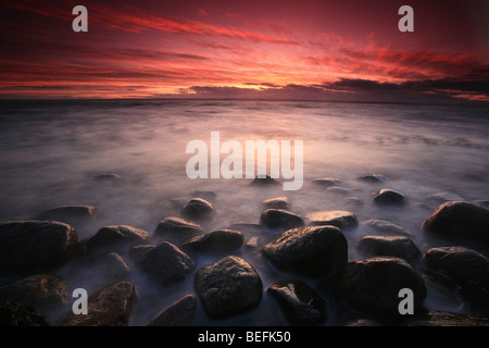 Schönen Sonnenuntergang am Oslofjord an Botnerbaugen in Larkollen, Østfold fylke, Norwegen. Stockfoto