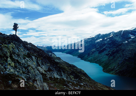Wanderer stehen oben Gjende (oder Gjendin) See im Gebirge Jotunheimen in Norwegen Jotunheimen Nationalpark Stockfoto