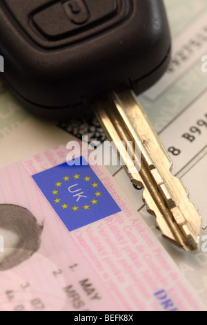 Britischen Führerschein Lichtbildausweis mit EU-Logo und Auto-Zündschlüssel Stockfoto