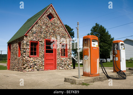 Oldtimerbus gebaut Mobil Oil Tankstelle an Hand von lokalem Stein und erhalten in Correctionville, Iowa Stockfoto