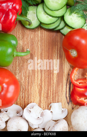 Frisches Gemüse in den Ecken des Rahmens mit dem leeren Raum in der Mitte für Ihren text Stockfoto